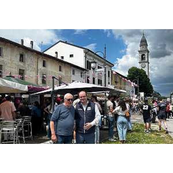 L'attesa del passaggio del Giro a Rivignano con la presenza del vicegovernatore Mario Anzil - L'attesa del passaggio del Giro a Rivignano con la presenza del vicegovernatore Mario Anzil