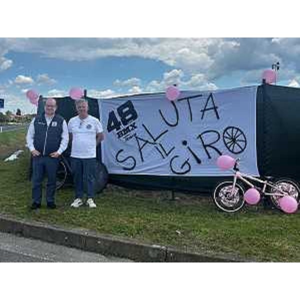 Il vicegovernatore Mario Anzil in attesa del passaggio della "carovana rosa" nei pressi dell'Arena Bmx a Rivignano - Il vicegovernatore Mario Anzil in attesa del passaggio della "carovana rosa" nei pressi dell'Arena Bmx a Rivignano