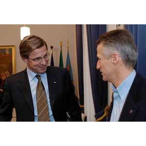Riccardo Illy (Presidente della Regione Friuli Venezia Giulia) con Hans Straberg (Amministratore delegato della Electrolux). (Trieste, 19/12/03)
