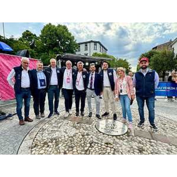 Diego Bernardis (Fp), secondo da sinistra, in piazza Transalpina - Diego Bernardis (Fp), secondo da sinistra, in piazza Transalpina