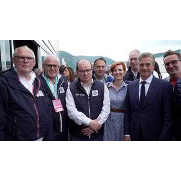 Foto di gruppo nell'area hospitality del Giro d'Italia a Gorizia - Foto di gruppo nell'area hospitality del Giro d'Italia a Gorizia
