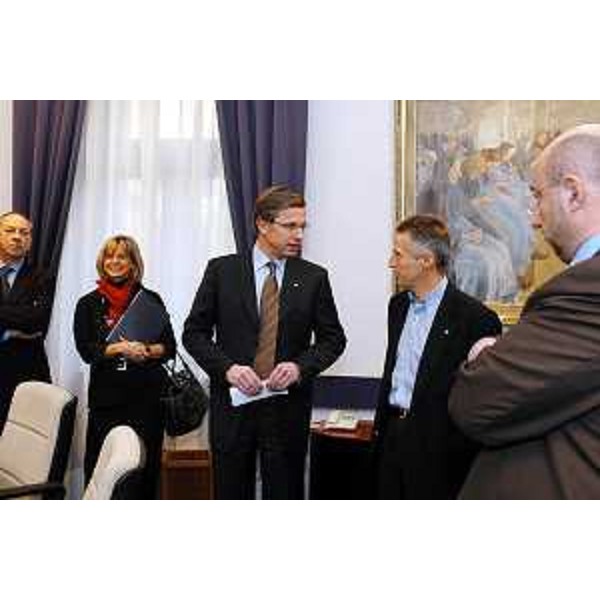 Riccardo Illy (Presidente della Regione Friuli Venezia Giulia) con Hans Straberg (Amministratore delegato della Electrolux) e Maria Cristina Pedicchio (Presidente dell'Area Science Park). (Trieste, 19/12/03)