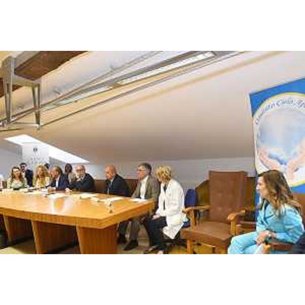 La cerimonia di formalizzazione della donazione di 30mila euro da parte del Comitato Cielo Aperto all'Azienda sanitaria universitaria Giuliano Isontina. - La cerimonia di formalizzazione della donazione di 30mila euro da parte del Comitato Cielo Aperto all'Azienda sanitaria universitaria Giuliano Isontina.