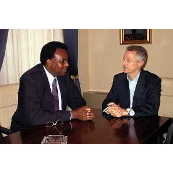 Riccardo Illy (Presidente della Regione Friuli Venezia Giulia) incontra il professor Costa Ricky Mahalu (Ambasciatore della Tanzania in FVG). (Trieste, 23/10/03)