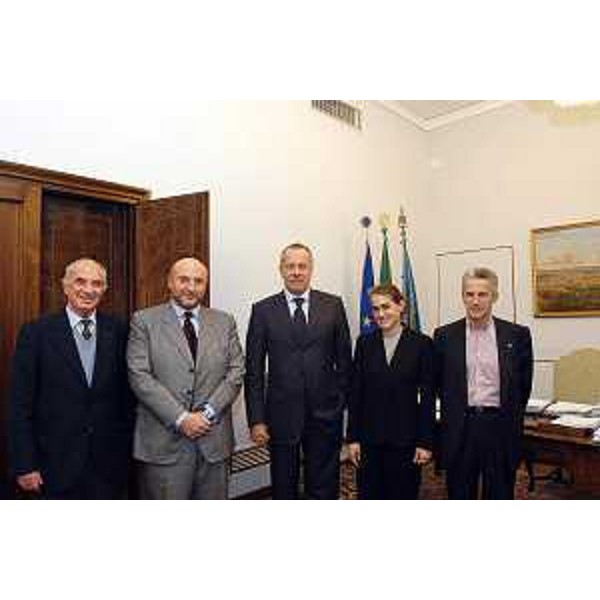 Riccardo Illy (Presidente della Regione Friuli Venezia Giulia), Enrico Bertossi (Assessore regionale alle attività produttive) con Douglas L. McElhaney (console generale degli Stati Uniti a Milano), console Lisa Miller (responsabile della sezione economica del Consolato), Paolo Bearz (agente consolare USA a Trieste). (Trieste, 22/10/03)