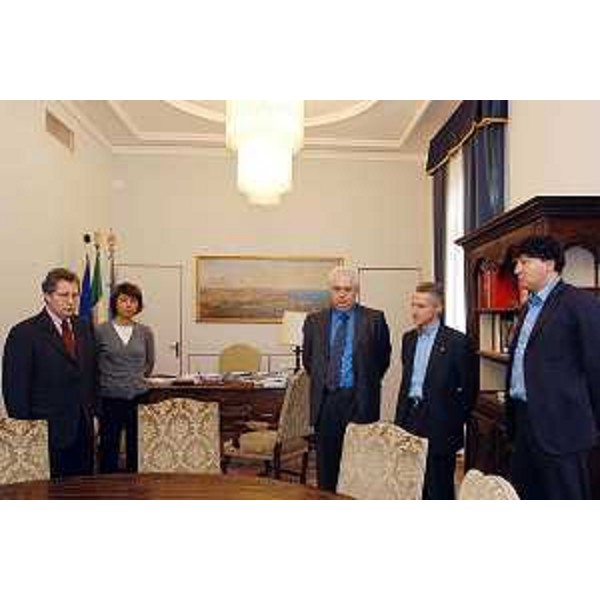 Riccardo Illy (Presidente della Regione Friuli Venezia Giulia) incontra Amedeo Monaco (Direttore regionale Vigili del Fuoco FVG). (Trieste, 18/11/03)