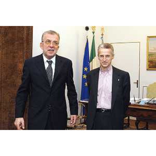 Riccardo Illy (Presidente della Regione Friuli Venezia Giulia) incontra Goran Stojkovic (console generale di Serbia e Montenegro a Trieste). (Trieste, 19/11/03)