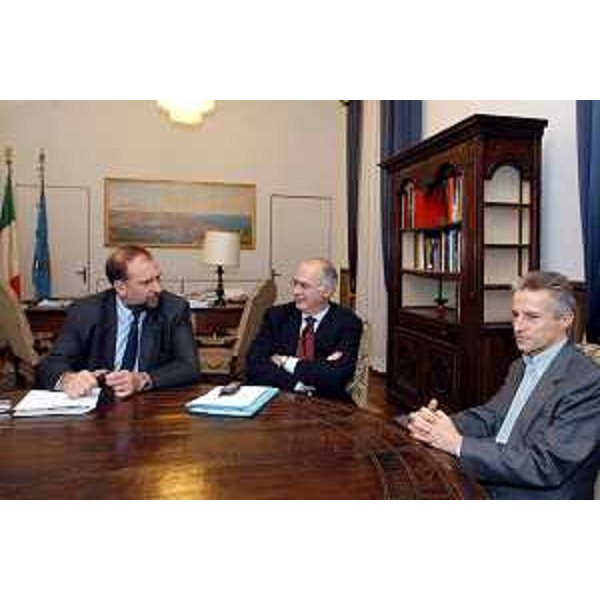 Riccardo Illy (Presidente della Regione Friuli Venezia Giulia) e Roberto Cosolini (Assessore regionale al lavoro, formazione, università e ricerca) con Antonio Gozzi (Amministratore delegato di Duferco Italia Holding). (Trieste, 27/11/03)