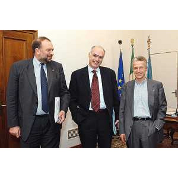Riccardo Illy (Presidente della Regione Friuli Venezia Giulia) e Roberto Cosolini (Assessore regionale al lavoro, formazione, università e ricerca) con Antonio Gozzi (Amministratore delegato di Duferco Italia Holding). (Trieste, 27/11/03)