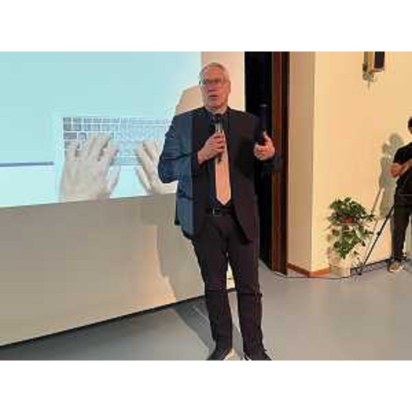 Il presidente del Cr Fvg, Mauro Bordin, durante il suo intervento per la conclusione del progetto Lab::Red - Il presidente del Cr Fvg, Mauro Bordin, durante il suo intervento per la conclusione del progetto Lab::Red
