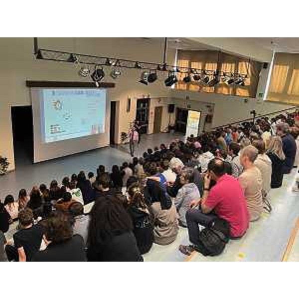 Un momento della presentazione della rivista Fuori dagli Schermi nell'auditorium della scuola media Bellavitis di Udine - Un momento della presentazione della rivista Fuori dagli Schermi nell'auditorium della scuola media Bellavitis di Udine