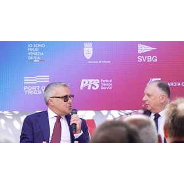 L'assessore Sergio Emidio Bini mentre interviene rispondendo alle domande del moderatore, il direttore de Il Piccolo Luca Ubaldeschi - L'assessore Sergio Emidio Bini mentre interviene rispondendo alle domande del moderatore, il direttore de Il Piccolo Luca Ubaldeschi
