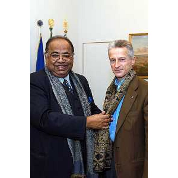 Riccardo Illy (Presidente della Regione Friuli Venezia Giulia) con Himachal Som (Ambasciatore indiano). (Trieste, 06/11/03)