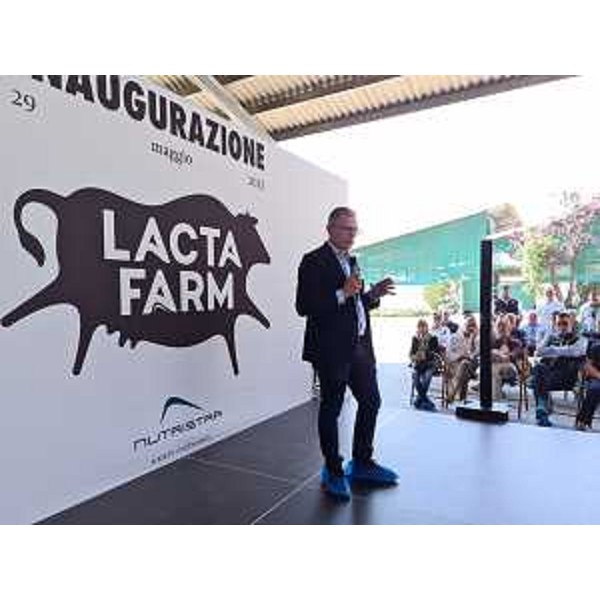 L'assessore regionale Stefano Zannier nel suo intervento durante la cerimonia di inaugurazione dell'azienda LactaFarm s Maniago - L'assessore regionale Stefano Zannier nel suo intervento durante la cerimonia di inaugurazione dell'azienda LactaFarm s Maniago