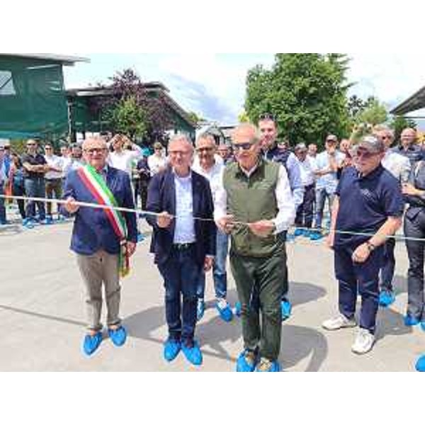 L'assessore Stefano Zannier, al centro, nel momento del taglio del nastro per l'inaugurazione dell'azienda LactaFarm a Maniago - L'assessore Stefano Zannier, al centro, nel momento del taglio del nastro per l'inaugurazione dell'azienda LactaFarm a Maniago