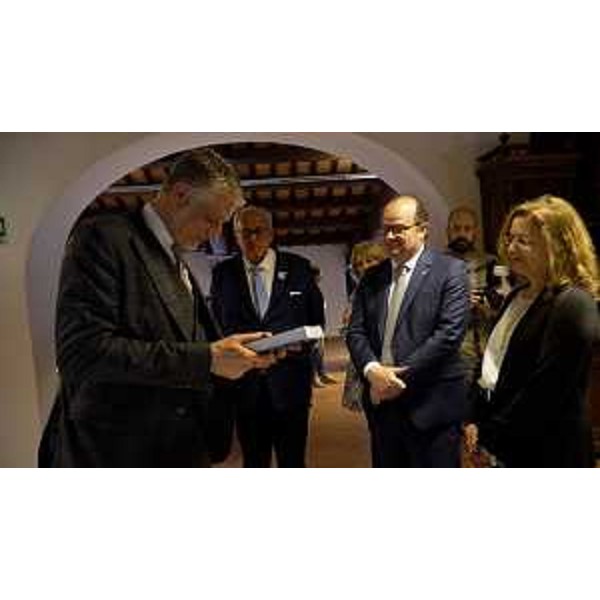 Il vicegovernatore Mario Anzil con il ministro Alessandro Giuli in un momento della visita - Il vicegovernatore Mario Anzil con il ministro Alessandro Giuli in un momento della visita
