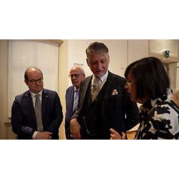 Il vicegovernatore Mario Anzil (a sinistra) accompagna il ministro Alessandro Giuli alla mostra a Palazzo Attems Petzenstein a Gorizia - Il vicegovernatore Mario Anzil (a sinistra) accompagna il ministro Alessandro Giuli alla mostra a Palazzo Attems Petzenstein a Gorizia