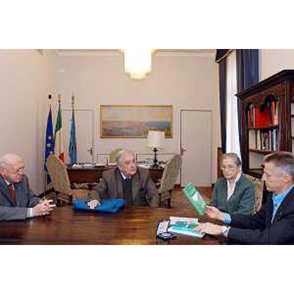 Riccardo Illy (Presidente della Regione Friuli Venezia Giulia) incontra Federico Tacoli (Presidente dell'Associazione Partigiani Osoppo) accompagnato da Giorgio Zardi (Presidente onorario) e dalla Medaglia d'oro Paola Carnielli Del Din. (Trieste, 02/12/03)