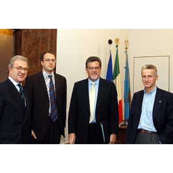 Riccardo Illy (Presidente della Regione Friuli Venezia Giulia) con i dirigenti del gruppo Schenker spedizioni. (Trieste, 03/11/03)