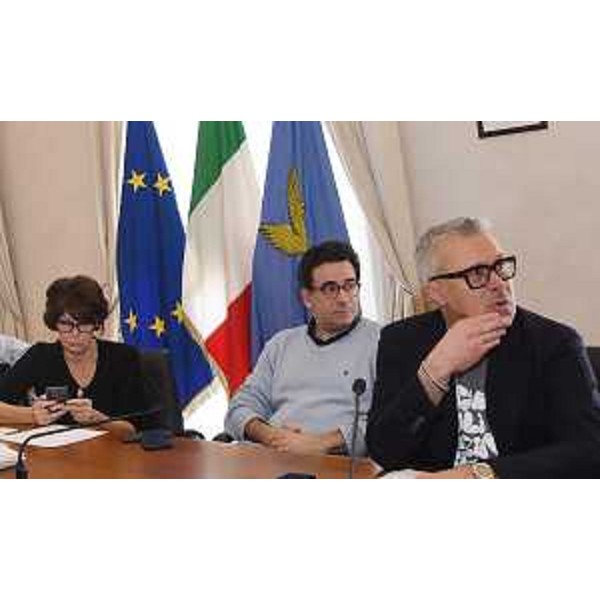 Gli assessori Bini (primo a destra) e Rosolen (prima a sinistra) collegati in vidoeconferenza alla riunione - Gli assessori Bini (primo a destra) e Rosolen (prima a sinistra) collegati in vidoeconferenza alla riunione