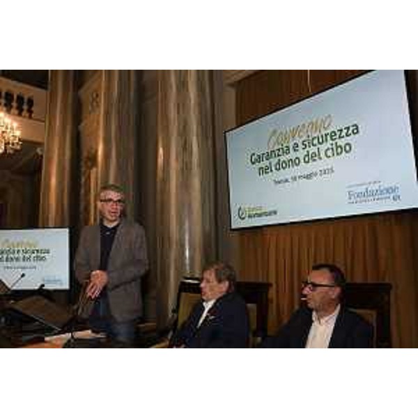 L'assessore Roberti nel corso del suo intervento - L'assessore Roberti nel corso del suo intervento