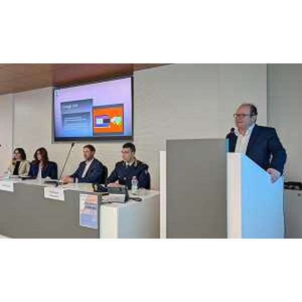 Il vicegovernatore con delega alla Cultura Mario Anzil all'incontro "Trappole digitali. Il cittadino preda di trading online e truffe amorose" - Il vicegovernatore con delega alla Cultura Mario Anzil all'incontro "Trappole digitali. Il cittadino preda di trading online e truffe amorose"