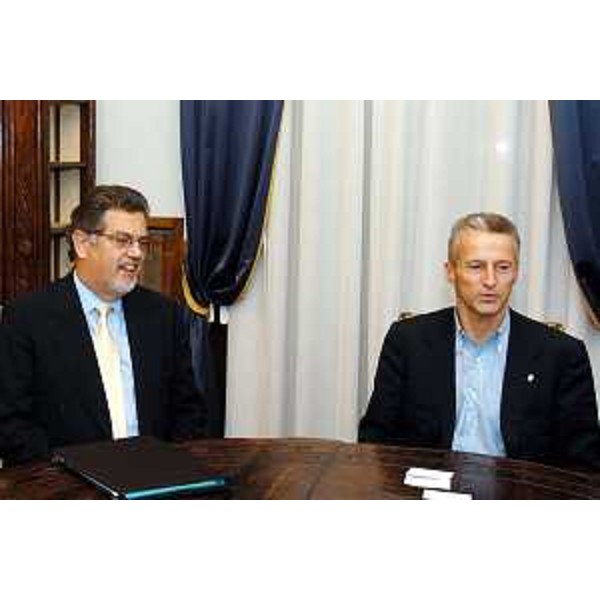 Riccardo Illy (Presidente della Regione Friuli Venezia Giulia) incontra Klaus Lippstreu (direttore generale del gruppo austriaco Schenker). (Trieste, 03/11/03)