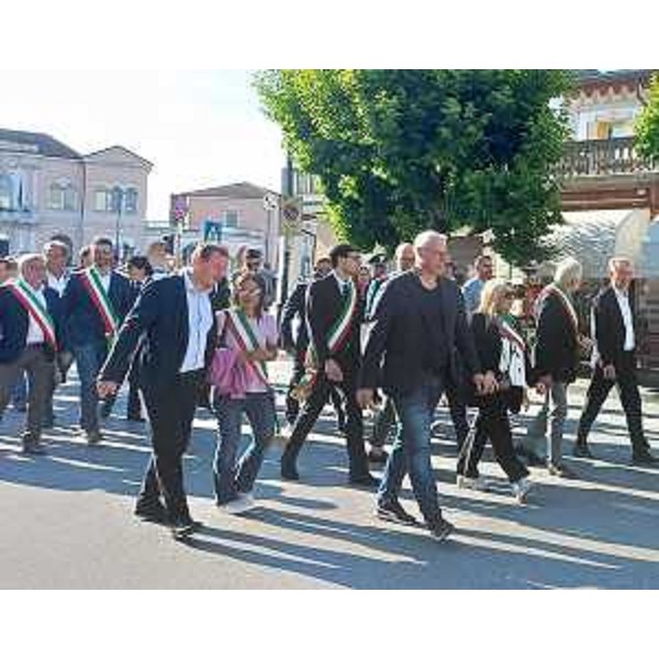 Il presidente Bordin guida il gruppo delle autorità durante la sfilata dalla piazza del Municipio a Villa Dora - Il presidente Bordin guida il gruppo delle autorità durante la sfilata dalla piazza del Municipio a Villa Dora