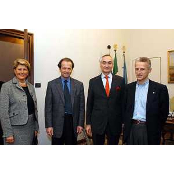 Riccardo Illy (Presidente della Regione Friuli Venezia Giulia) con Loic Hennekinne (Ambasciatore di Francia in Italia), Renaud Levy (console generale a Milano), Christia Chiaruttini Leggeri (console onorario a Trieste). (Trieste, 03/11/03)