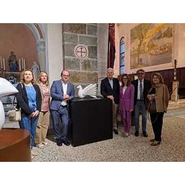 Il vice governatore del Friuli Venezia Giulia con delega alla Cultura, Mario Anzil (terzo da dx) con la delegazione di autorità in visita alla mostra "Messaggi di pace" all'Abbazia di Rosazzo - Il vice governatore del Friuli Venezia Giulia con delega alla Cultura, Mario Anzil (terzo da dx) con la delegazione di autorità in visita alla mostra "Messaggi di pace" all'Abbazia di Rosazzo