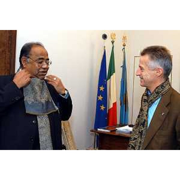 Riccardo Illy (Presidente della Regione Friuli Venezia Giulia) con Himachal Som (Ambasciatore indiano). (Trieste, 06/11/03)