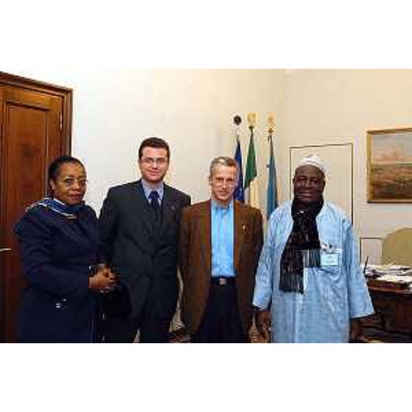 Riccardo Illy (Presidente della Regione Friuli Venezia Giulia) incontra Michael Tabong Kima (Ambasciatore del Camerun in Italia) e Massimiliano Fabian (console onorario a Trieste). (Trieste, 10/11/03)