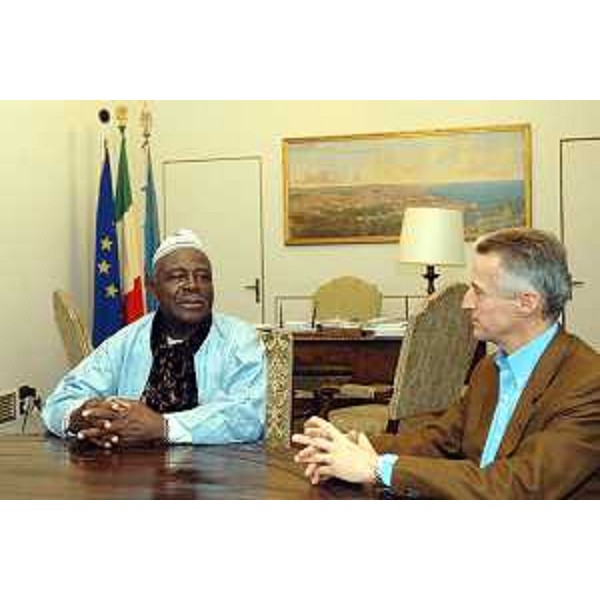 Riccardo Illy (Presidente della Regione Friuli Venezia Giulia) incontra Michael Tabong Kima (Ambasciatore del Camerun in Italia). (Trieste, 10/11/03)