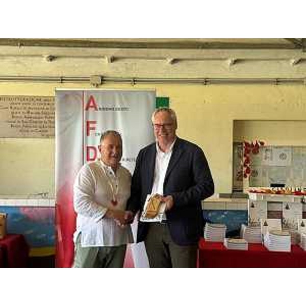 Il presidente del Cr Fvg, Mauro Bordin, con il presidente della sezione Afds di Carlino, Damiano Franceschinis (a sinistra nella foto) - Il presidente del Cr Fvg, Mauro Bordin, con il presidente della sezione Afds di Carlino, Damiano Franceschinis (a sinistra nella foto)