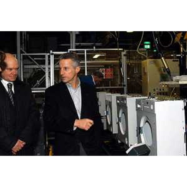 Riccardo Illy (Presidente della Regione Friuli Venezia Giulia) visita Electrolux di Porcia accompagnato da Sante Piva (Direttore generale di Electrolux). (Porcia, 16/12/03)