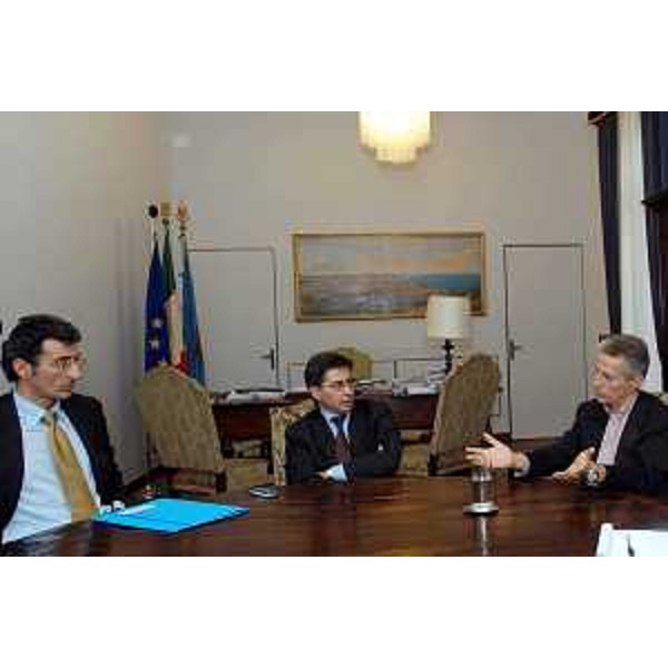 Riccardo Illy (Presidente della Regione Friuli Venezia Giulia) con Vasco Errani (Presidente della Regione Emilia Romagna) e Flavio Delbono (Vicepresidente della Regione Emilia Romagna). (Trieste, 19/11/03)