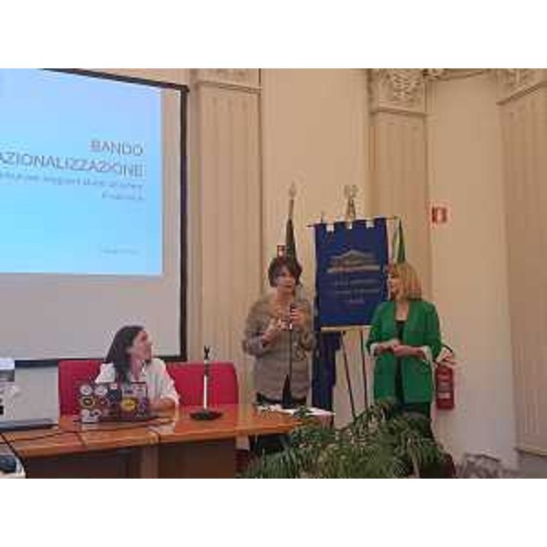 L'assessore regionale all'Istruzione Alessia Rosolen con il direttore del Servizio regionale Istruzione, Orientamento e Diritto allo studio Patrizia Pavatti al Liceo Stellini di Udine - L'assessore regionale all'Istruzione Alessia Rosolen con il direttore del Servizio regionale Istruzione, Orientamento e Diritto allo studio Patrizia Pavatti al Liceo Stellini di Udine