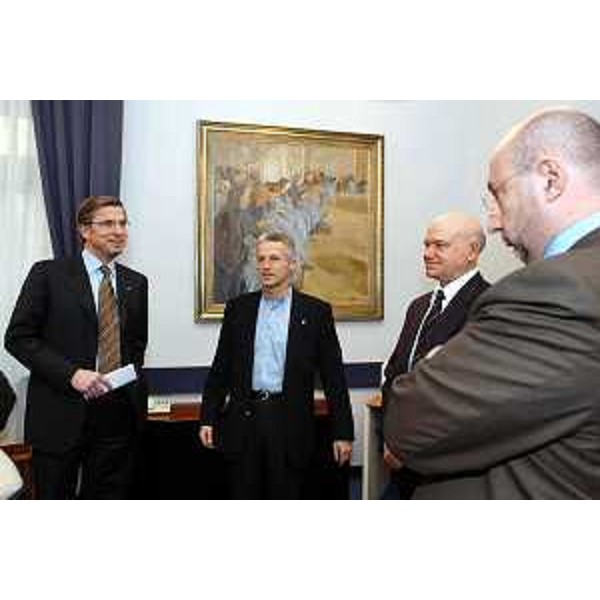 Riccardo Illy (Presidente della Regione Friuli Venezia Giulia) con Hans Straberg (Amministratore delegato della Electrolux), Enrico Bertossi (Assessore regionale alle attività produttive) e Sante Piva (Direttore generale di Electrolux). (Trieste, 19/12/03)