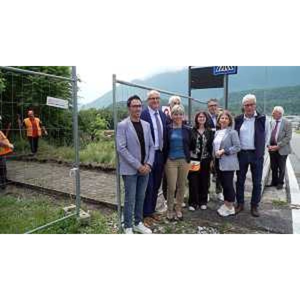 L'assessore regionale alle Finanze Barbara Zilli con le autorità sul cantiere del primo lotto della pista ciclabile Tolmezzo - Amaro - Stazione Carnia - Alpe Adria - L'assessore regionale alle Finanze Barbara Zilli con le autorità sul cantiere del primo lotto della pista ciclabile Tolmezzo - Amaro - Stazione Carnia - Alpe Adria