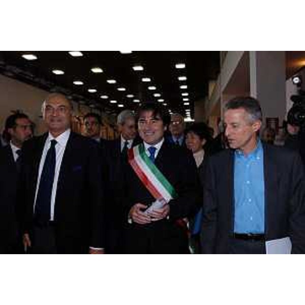 Riccardo Illy (Presidente della Regione Friuli Venezia Giulia), Antonio Marzano (Ministro per le attività produttive) e Duiz (Sindaco di Torviscosa) alla cerimonia per la posa della prima pietra per la Centrale Elettrica Edison di Torviscosa. (Torviscosa, 24/11/03)