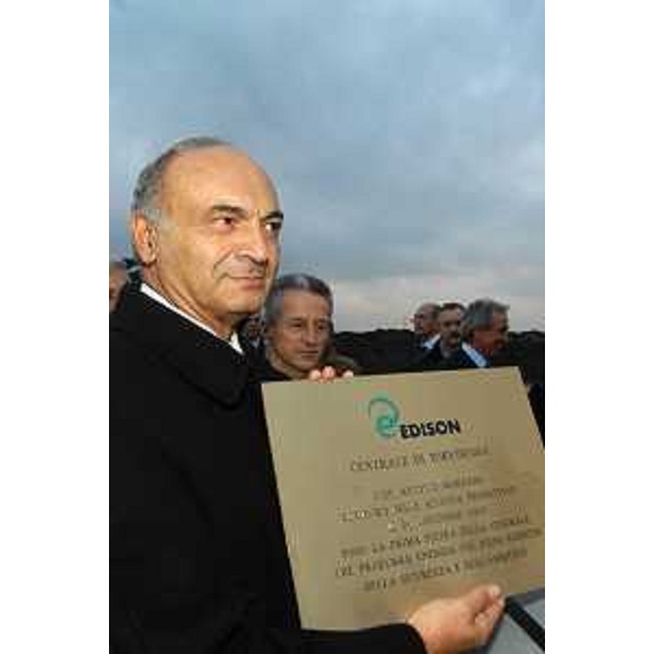 Antonio Marzano (Ministro per le attività produttive) alla cerimonia per la posa della prima pietra per la Centrale Elettrica Edison di Torviscosa. (Torviscosa, 24/11/03)