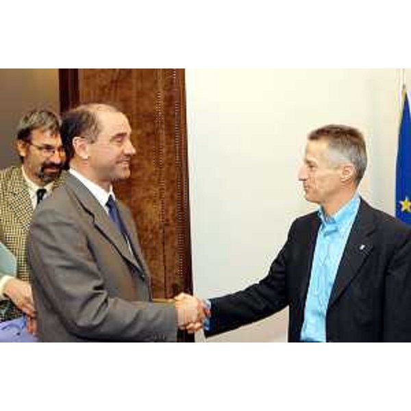 Riccardo Illy (Presidente della Regione Friuli Venezia Giulia) con Crtomir Spacapan (Console generale di Slovenia a Trieste) e Console Zorko Pelikan. (Trieste, 02/12/03)