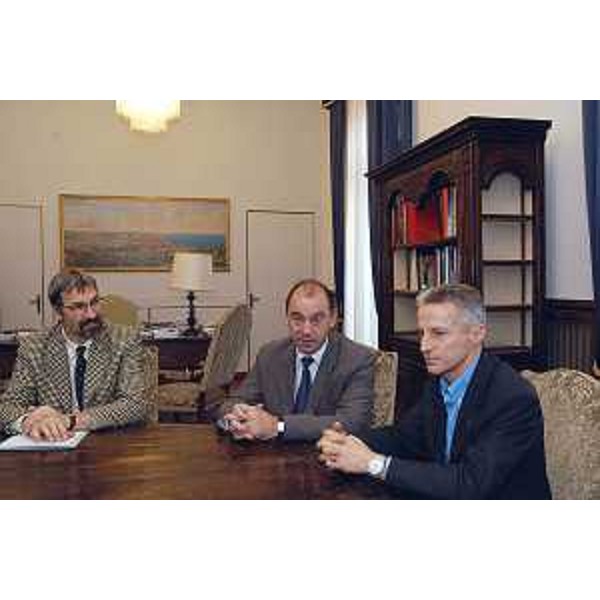 Riccardo Illy (Presidente della Regione Friuli Venezia Giulia) con Crtomir Spacapan (Console generale di Slovenia a Trieste) e Console Zorko Pelikan. (Trieste, 02/12/03)