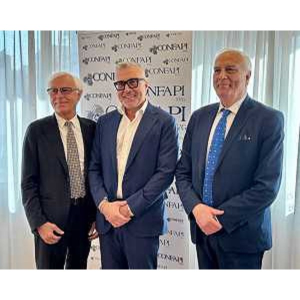L'assessore regionale Bini, al centro, con il presidente di Confapi Massimo Paniccia e il fratello Arduino, analista di strategia militare e di geopolitica, che ha tenuto una relazione in assemblea - L'assessore regionale Bini, al centro, con il presidente di Confapi Massimo Paniccia e il fratello Arduino, analista di strategia militare e di geopolitica, che ha tenuto una relazione in assemblea