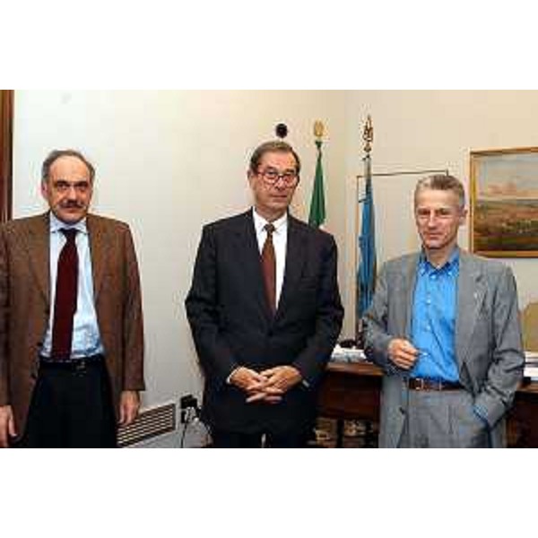 Riccardo Illy (Presidente della Regione Friuli Venezia Giulia) con Fausto Cereti (presidente del Consorzio ETL-"European Transport Law") e Maurizio Maresca (Consigliere didattico del corso). (Trieste, 04/12/03)