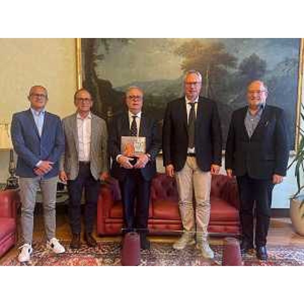 Foto di gruppo a Palazzo. Da sx, Andrea Cunta, Giorgio Brianti, Giuseppe Losasso, Mauro Bordin e Gian Paolo Girelli - Foto di gruppo a Palazzo. Da sx, Andrea Cunta, Giorgio Brianti, Giuseppe Losasso, Mauro Bordin e Gian Paolo Girelli