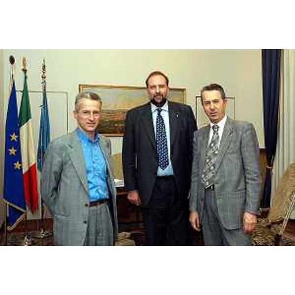 Riccardo Illy (Presidente della Regione Friuli Venezia Giulia) e Roberto Cosolini (Assessore regionale al lavoro, formazione, università e ricerca) con Vladimir Nanut (direttore del MIB School of Management). (Trieste, 04/12/03)