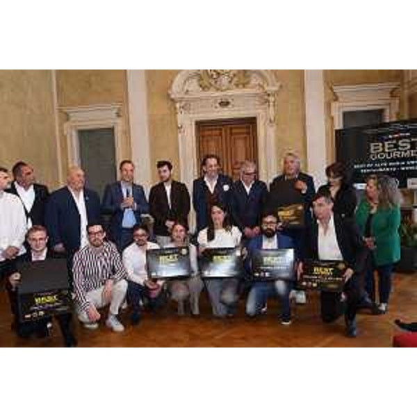 Il governatore Fedriga assieme ai premiati - Il governatore Fedriga assieme ai premiati