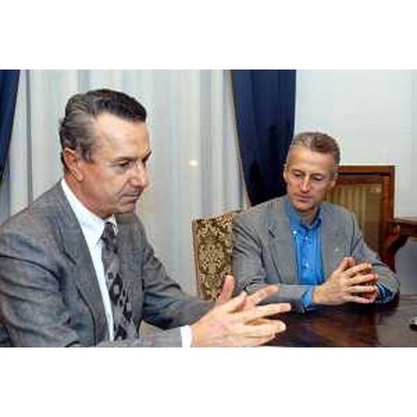 Riccardo Illy (Presidente della Regione Friuli Venezia Giulia) con Vladimir Nanut (direttore del MIB School of Management). (Trieste, 04/12/03)