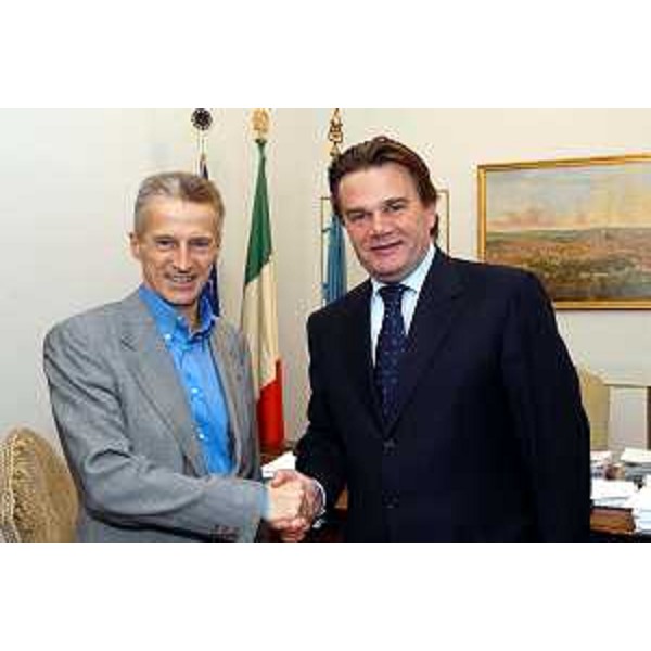 Riccardo Illy (Presidente della Regione Friuli Venezia Giulia) con Ivan Jakovcic (Presidente della regione Istria) all'accordo bilaterale per disciplinare il lavoro frontaliero tra i due Paesi. (Trieste, 04/12/03)